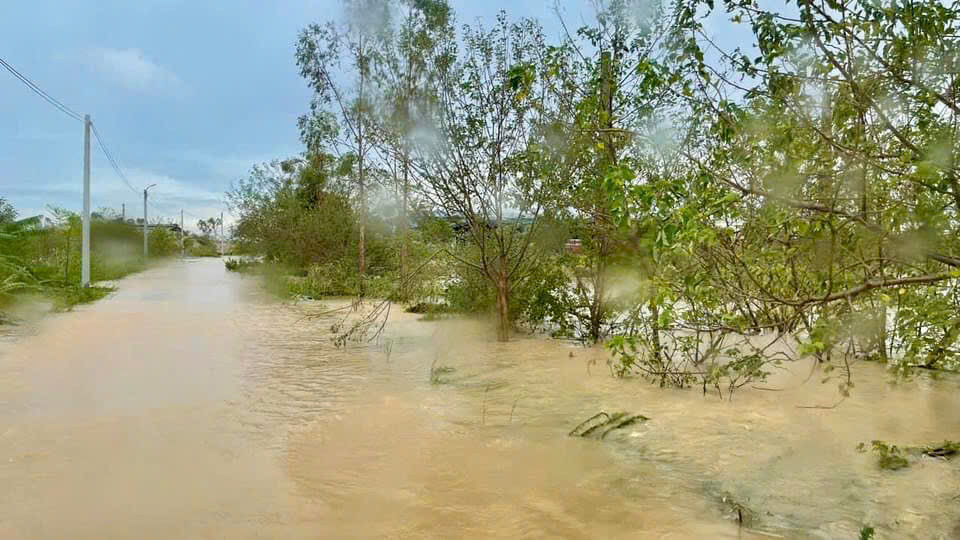 C&aacute;c khu d&acirc;n cư ngo&agrave;i đ&ecirc; s&ocirc;ng Hồng của huyện Ph&uacute; Xuy&ecirc;n hiện nay nước d&acirc;ng cao, đi lại gặp nhiều kh&oacute; khăn.