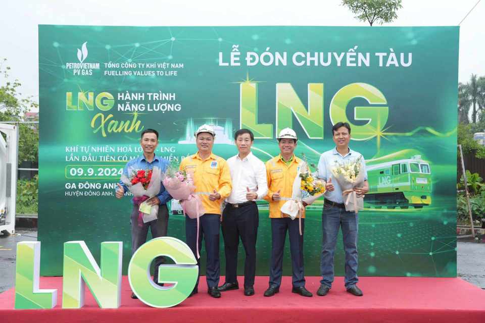 Ghi nhận những nỗ lực của c&aacute;c đơn vị để LNG vận chuyển th&agrave;nh c&ocirc;ng. Ảnh: Ho&agrave;ng Anh