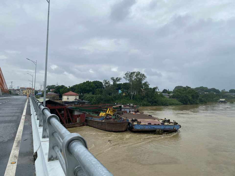 Mực nước s&ocirc;ng Hồng đang rất cao. Ảnh: Nguy&ecirc;n Anh