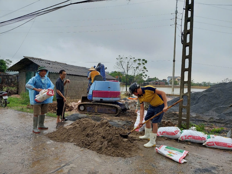 Lực lượng ứng trực x&atilde; Nam Phương Tiến chuẩn bị bao c&aacute;t nhằm đối ph&oacute; với lũ rừng ngang.