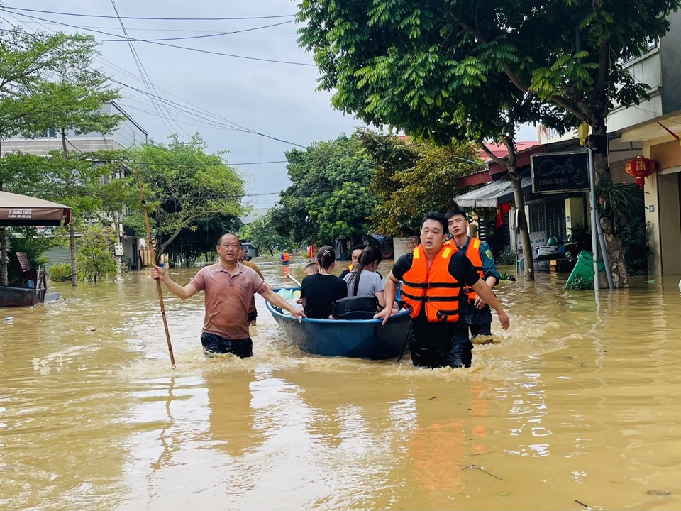 Lực lượng qu&acirc;n đội, c&ocirc;ng an v&agrave; d&acirc;n qu&acirc;n tự vệ phường T&uacute;c Duy&ecirc;n, th&agrave;nh phố Th&aacute;i Nguy&ecirc;n khẩn trương ứng cứu, đưa người d&acirc;n v&ugrave;ng ngập lụt đến nơi tr&uacute; ẩn an to&agrave;n. Ảnh chụp l&uacute;c 8 giờ ng&agrave;y 9/9/2024. Ảnh: B&aacute;o Th&aacute;i Nguy&ecirc;n