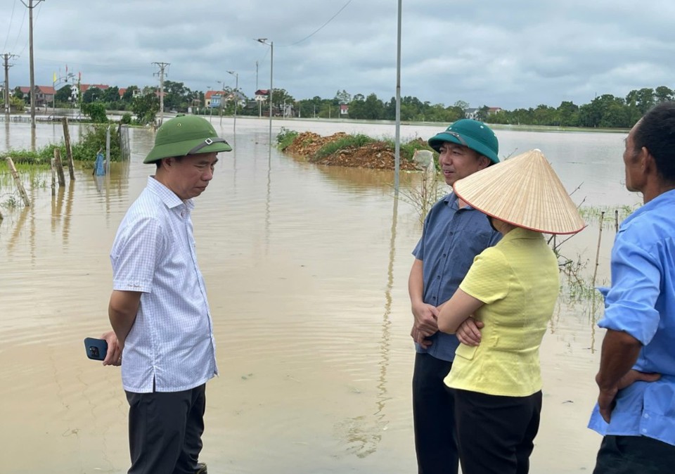 Đồng ch&iacute; Dương Thanh T&ugrave;ng, B&iacute; thư Huyện ủy Hiệp Ho&agrave; kiểm tra tại x&atilde; Thanh V&acirc;n.