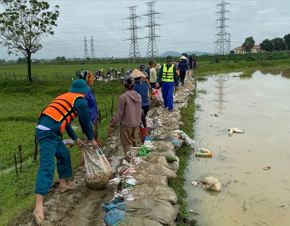 Hiệp Hòa tăng cường ứng phó với mưa lũ, bảo đảm an toàn đê điều  - Ảnh 1