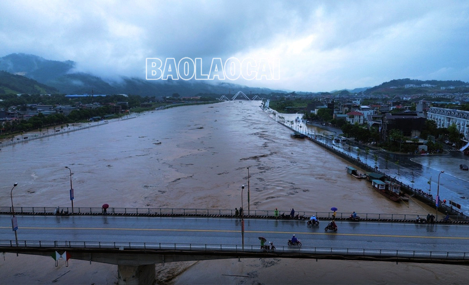 Nước lũ tr&ecirc;n s&ocirc;ng Hồng l&ecirc;n tr&ecirc;n mức b&aacute;o động 3, tr&agrave;n v&agrave;o th&agrave;nh phố L&agrave;o Cai.&nbsp;Ảnh: B&aacute;o L&agrave;o Cai