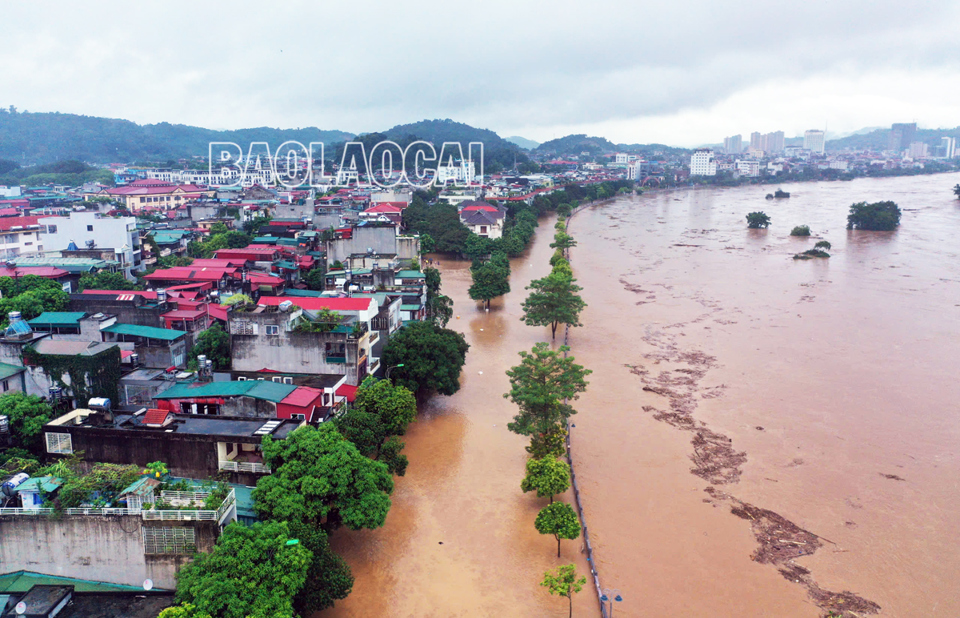 Nhiều khu d&acirc;n cư ở khu vực ven s&ocirc;ng Hồng thuộc địa phận phường Kim T&acirc;n v&agrave; Cốc Lếu bị ngập s&acirc;u trong nước.&nbsp;Ảnh: B&aacute;o L&agrave;o Cai