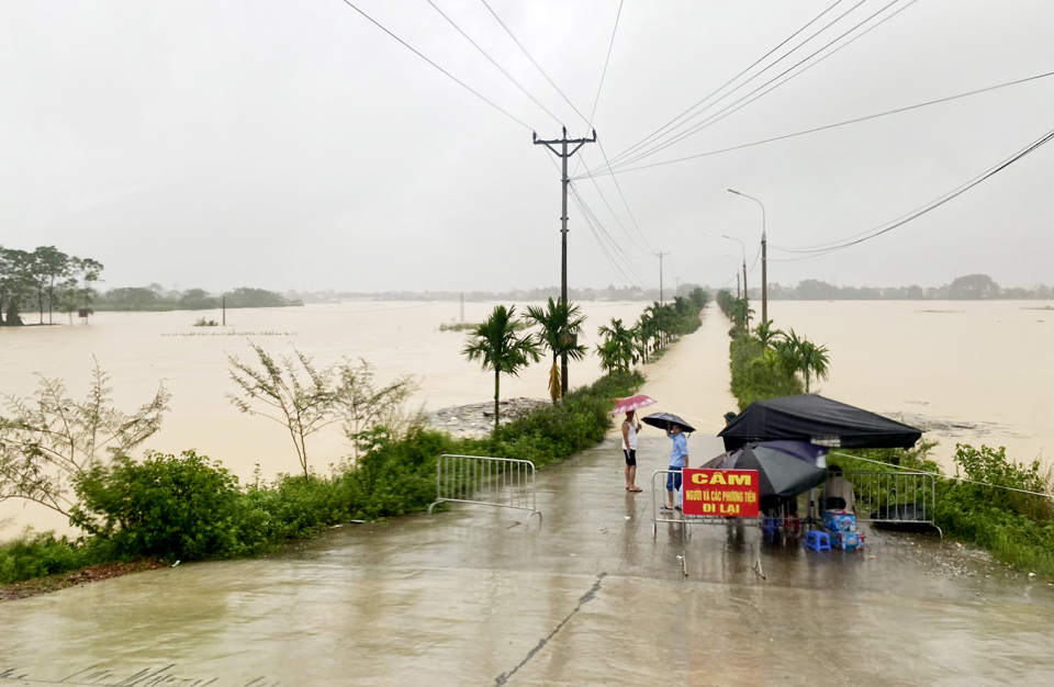 Hiện nay, khu vực Ph&uacute; Cốc, phường T&acirc;n Ph&uacute; (TP Phổ Y&ecirc;n) đ&atilde; bị c&ocirc; lập do mực nước s&ocirc;ng Cầu d&acirc;ng cao.&nbsp;T&iacute;nh đến 11 giờ ng&agrave;y 10/9, phường T&acirc;n Ph&uacute; đ&atilde; cơ bản di dời khoảng 400 hộ ở&nbsp;khu vực Ph&uacute; Cốc; phường Đ&ocirc;ng Cao di dời 37 hộ ở c&aacute;c tổ d&acirc;n phố Việt Cường, Soi Trại; phường Ti&ecirc;n Phong di dời 37 hộ ở 8 tổ d&acirc;n phố. Ảnh: B&aacute;o Th&aacute;i Nguy&ecirc;n