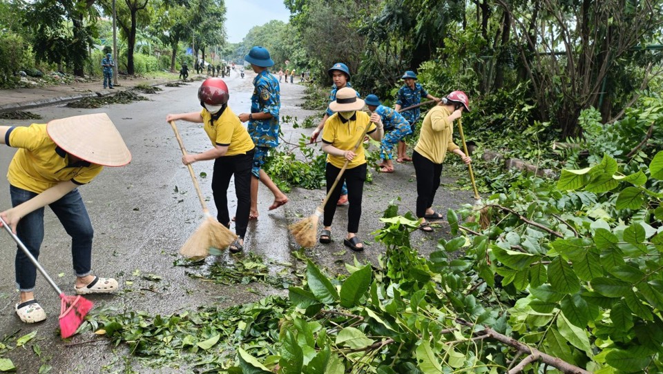 Phụ nữ huyện Thanh Oai tham gia dọn c&acirc;y đổ, vệ sinh m&ocirc;i trường