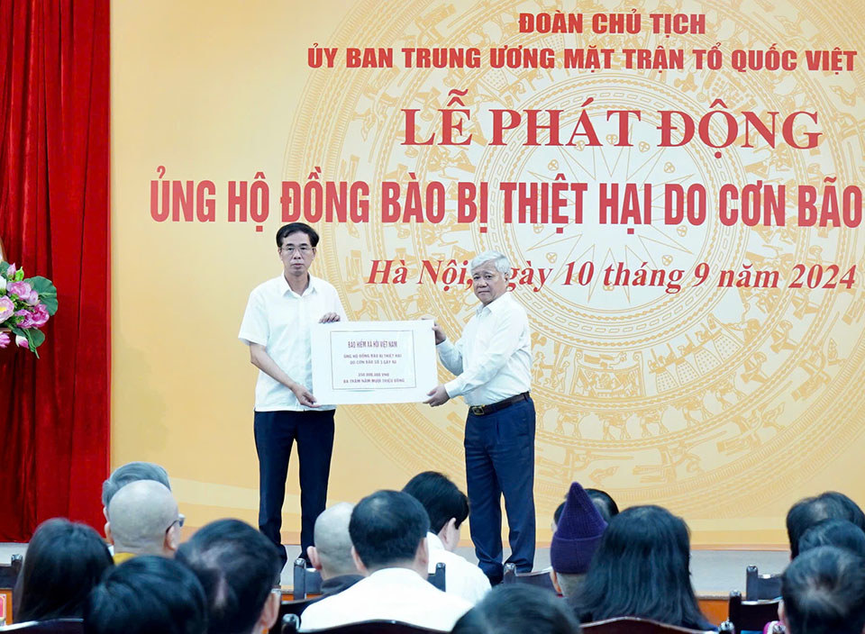 Ph&oacute; Tổng Gi&aacute;m đốc Đ&agrave;o Việt &Aacute;nh thay mặt ng&agrave;nh BHXH Việt Nam tới dự v&agrave; trao số tiền 350 triệu đồng tới Ủy ban Trung ương Mặt trận Tổ quốc Việt Nam.