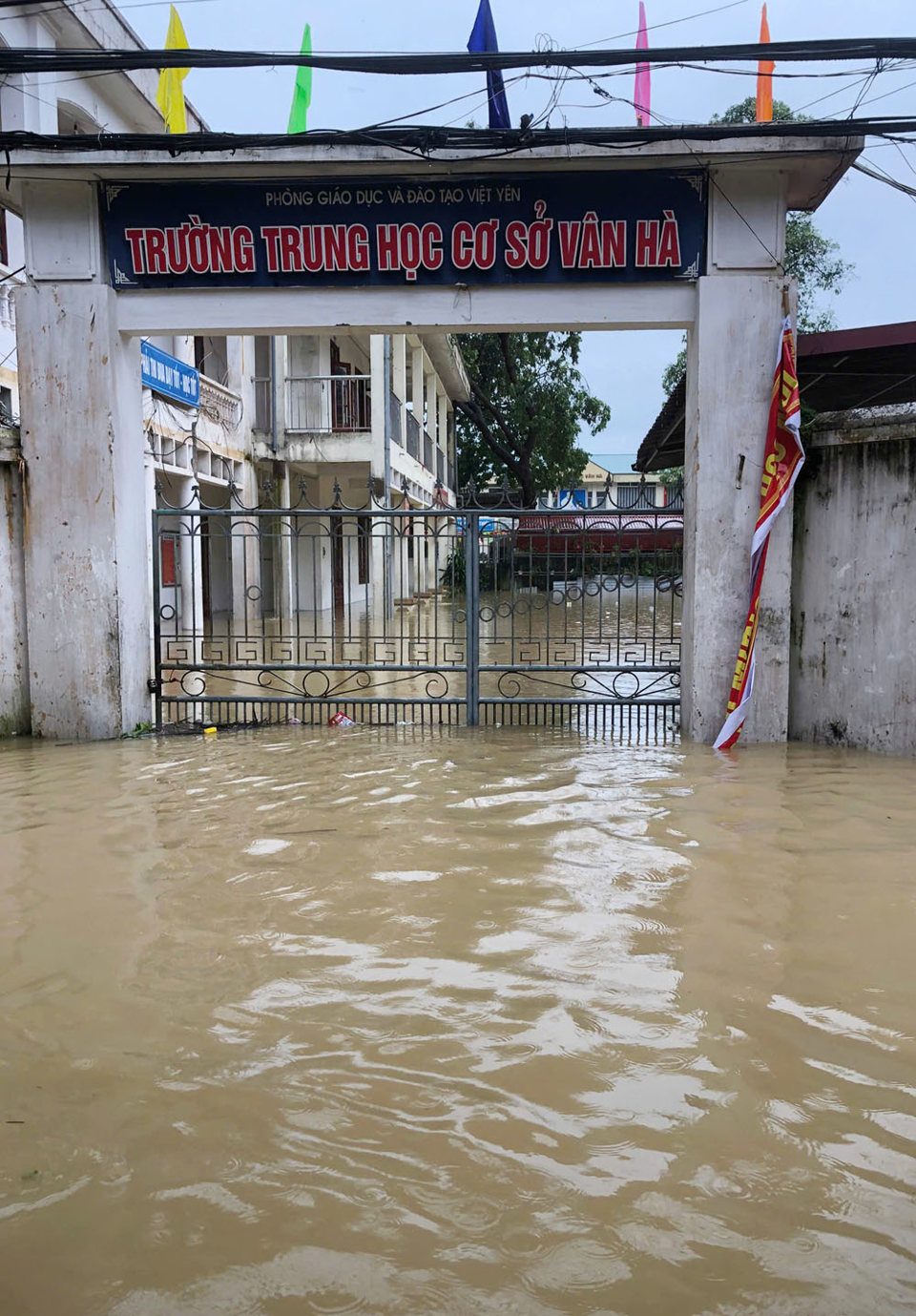 Do mực nước s&ocirc;ng Cầu, s&ocirc;ng Thương d&acirc;ng cao, nhiều trường học ở c&aacute;c huyện: Hiệp H&ograve;a, Y&ecirc;n Dũng, Y&ecirc;n Thế, Lạng Giang, thị x&atilde; Việt Y&ecirc;n bị ảnh hưởng. Mặc d&ugrave; đ&atilde; dọn dẹp trường lớp cho học sinh trở lại đi học ng&agrave;y 9/9 nhưng từ ng&agrave;y 10/9, học sinh ở nhiều x&atilde; ven s&ocirc;ng lại tiếp tục được nghỉ học để bảo đảm an to&agrave;n. Ảnh: B&aacute;o Bắc Giang