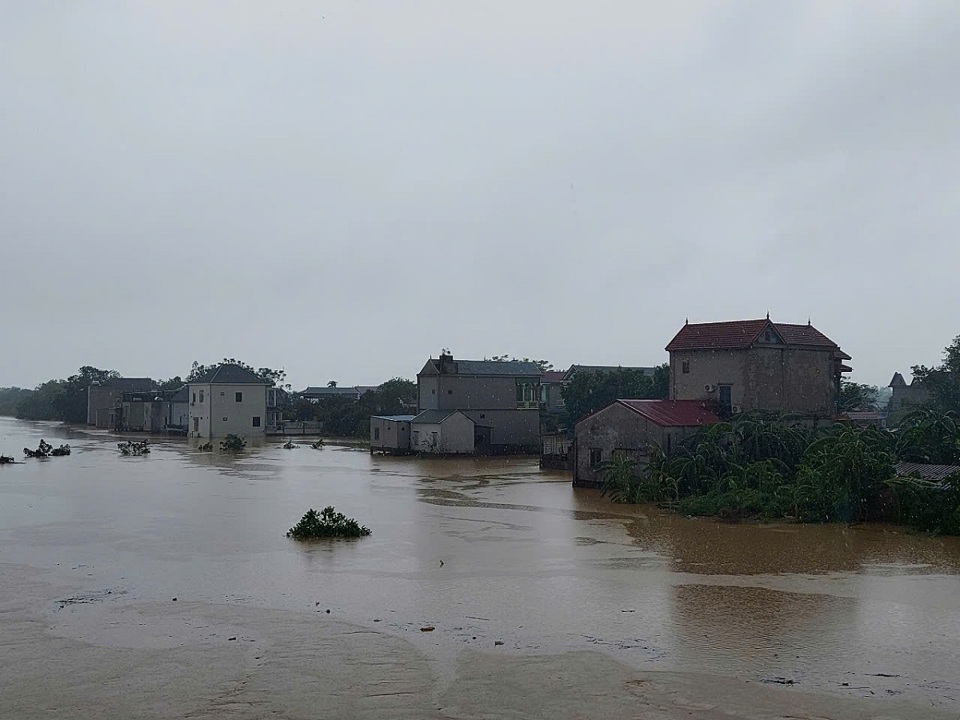 Nhiều x&oacute;m l&agrave;ng ven s&ocirc;ng B&ugrave;i ở huyện Chương Mỹ đ&atilde; bị nước lũ nhấn ch&igrave;m