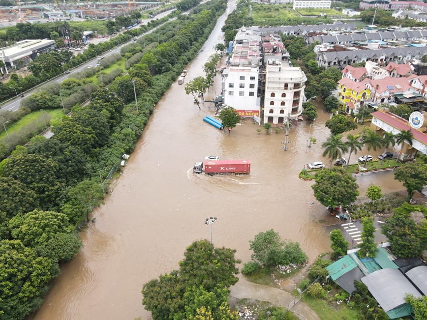 Tuyến đường gom Đại lộ Thăng Long ngập s&acirc;u do mưa lớn k&eacute;o d&agrave;i.