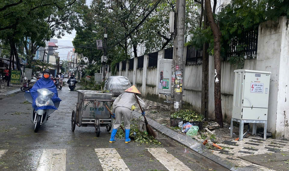 Tại quận T&acirc;y Hồ,&nbsp;C&ocirc;ng ty CP M&ocirc;i trường T&acirc;y Đ&ocirc; đang gấp r&uacute;t thu dọn c&agrave;nh, l&aacute; do c&acirc;y xanh gẫy đổ nhằm đảm bảo việc đi lại của Nh&acirc;n d&acirc;n.