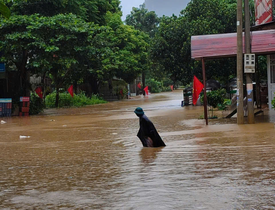 Đường đi huyện Bắc H&agrave; khu vực x&atilde; Bảo Nhai, L&agrave;o Cai bị ngập s&acirc;u g&acirc;y &aacute;ch tắc giao th&ocirc;ng.&nbsp;Ảnh: B&aacute;o L&agrave;o Cai