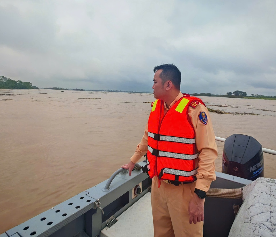 Trung t&aacute; Ph&ugrave;ng Quang Hưng - Đội trưởng Đội CSGT đường thủy số 2 (Ph&ograve;ng CSGT, C&ocirc;ng an TP H&agrave; Nội), trực tiếp kiểm tra tr&ecirc;n s&ocirc;ng Hồng.