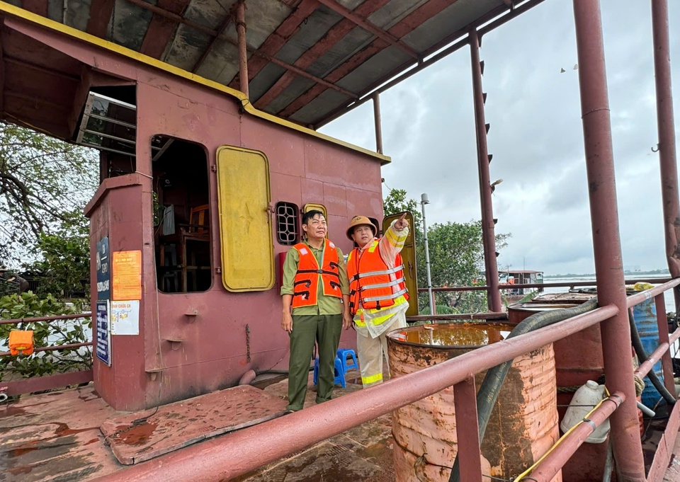 Lực lượng CSGT tuy&ecirc;n truyền về an to&agrave;n m&ugrave;a mưa b&atilde;o cho chủ t&agrave;u kh&aacute;ch.