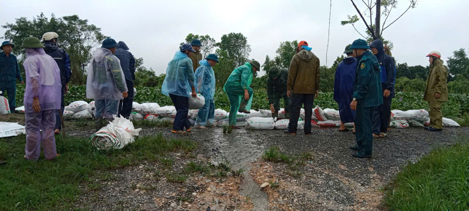 C&ocirc;ng t&aacute;c ph&ograve;ng, chống b&atilde;o lũ tr&ecirc;n địa b&agrave;n huyện Ph&uacute; xuy&ecirc;n đang được c&aacute;n bộ v&agrave; người d&acirc;n triển khai quyết liệt