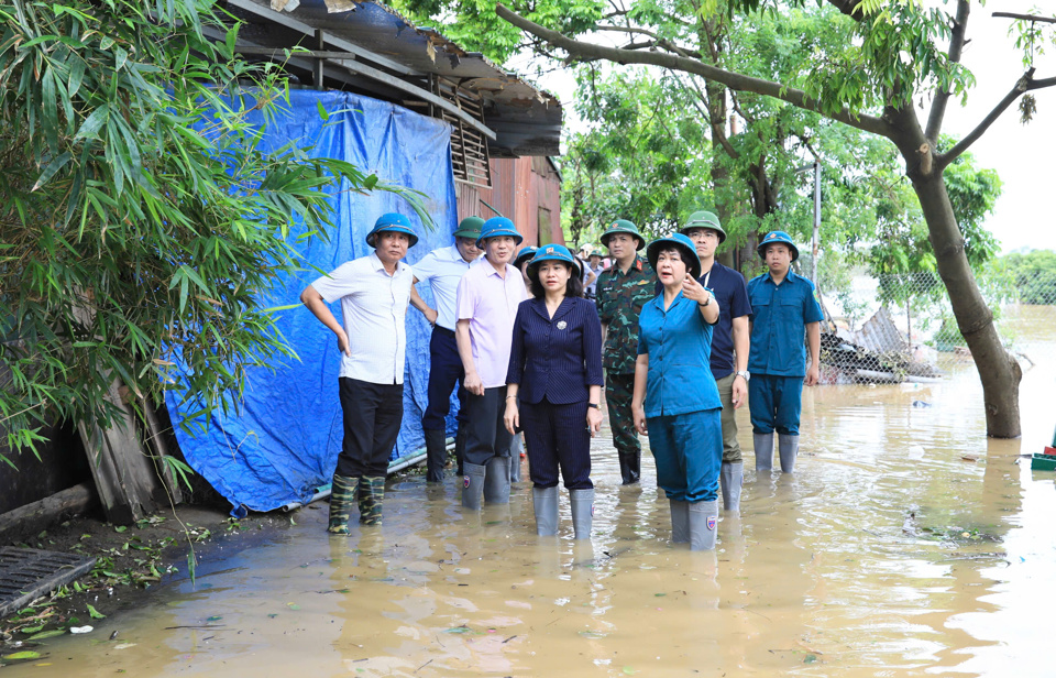 Ph&oacute; B&iacute; thư Thường trực Th&agrave;nh ủy Nguyễn Thị Tuyến kiểm tra t&igrave;nh h&igrave;nh&nbsp;ngập lụt tại phường Ph&uacute;c X&aacute;, quận Ba Đ&igrave;nh.