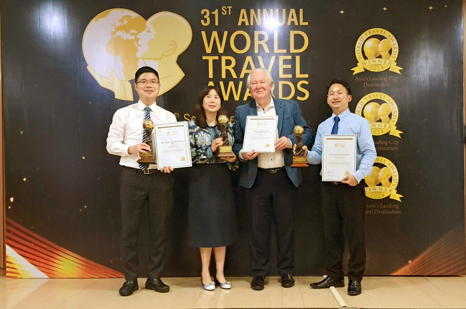 &Ocirc;ng Graham Cooke - Chủ tịch Giải thưởng World Travel Awards trao 3 giải thưởng cho du lịch H&agrave; Nội. Ảnh: Ho&agrave;i Nam