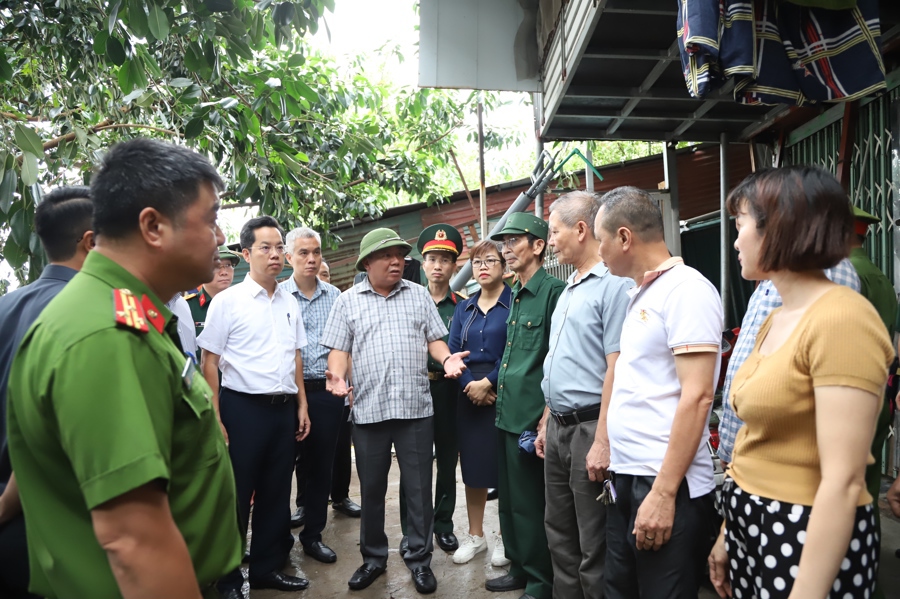 Ph&oacute; B&iacute; thư Th&agrave;nh ủy H&agrave; Nội Nguyễn Văn Phong động vi&ecirc;n người d&acirc;n nhanh ch&oacute;ng sơ t&aacute;n đến nơi an to&agrave;n