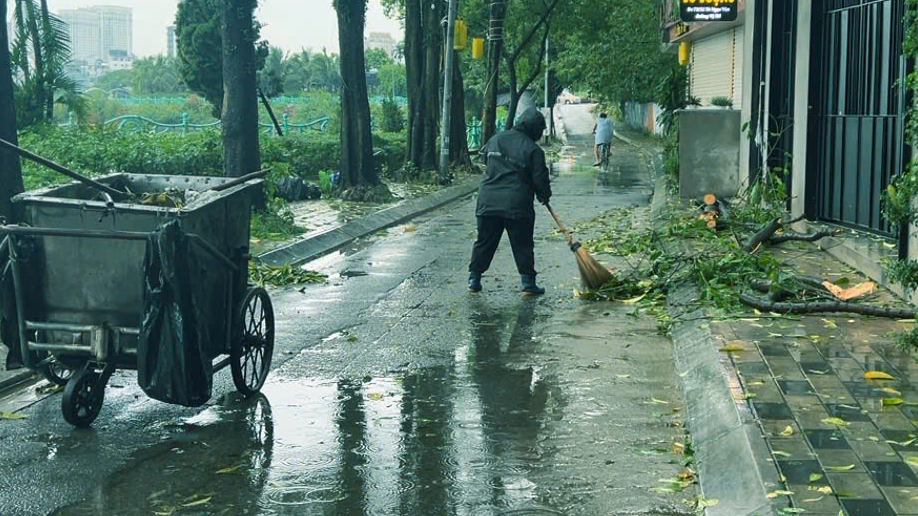 C&ocirc;ng ty CP M&ocirc;i trường T&acirc;y Đ&ocirc; thu dọn r&aacute;c thải do c&acirc;y xanh gẫy đổ g&acirc;y ra tr&ecirc;n đường T&ocirc; Ngọc V&acirc;n, quận T&acirc;y Hồ.