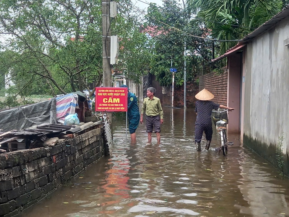 X&atilde; Ph&uacute; Kim gắn biển cảnh b&aacute;o nước s&acirc;u cho người d&acirc;n biết để tr&aacute;nh sự việc đ&aacute;ng tiếc xảy ra. Ảnh: N.M.