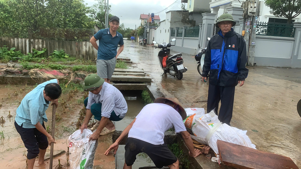 Lực lượng chức năng huy&ecirc;̣n Mỹ Đức đắp bờ bao tải cát tr&ecirc;n tuy&ecirc;́n đ&ecirc; thu&ocirc;̣c các xã &nbsp;Hợp Tiến, Hợp Thanh, An Ph&uacute;, Hương Sơn. Ảnh: Văn Bi&ecirc;n.