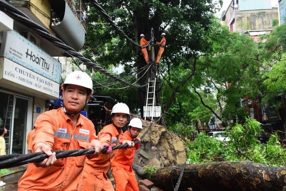 Hà Nội: Nhiều trạm biến áp bị ngập, cột điện bị gẫy đổ do mưa lũ - Ảnh 1