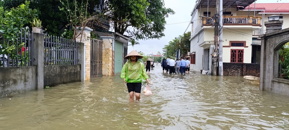 Nước ngập khiến việc đi lại của người d&acirc;n nhiều nơi huyện Quốc Oai gặp kh&oacute; khăn. (Ảnh: Nguyễn Nga)