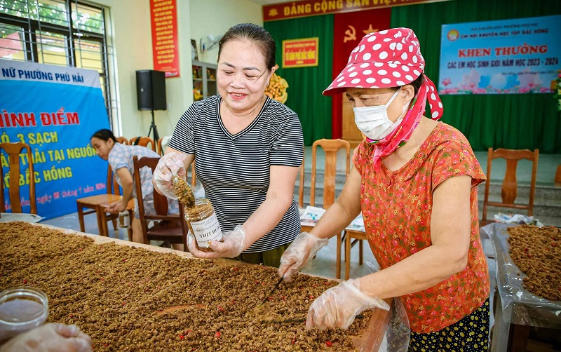 Từ s&aacute;ng sớm, nhiều tiểu thương chợ ở Đồng Hới c&ugrave;ng c&aacute;c chị em &nbsp;ở phường Ph&uacute; Hải (TP Đồng Hới)&nbsp; đ&atilde; ra chợ mua thịt heo, nguy&ecirc;n liệu về l&agrave;m hơn 500 hộp thịt ruốc sả để gửi đến đồng b&agrave;o miền Bắc.