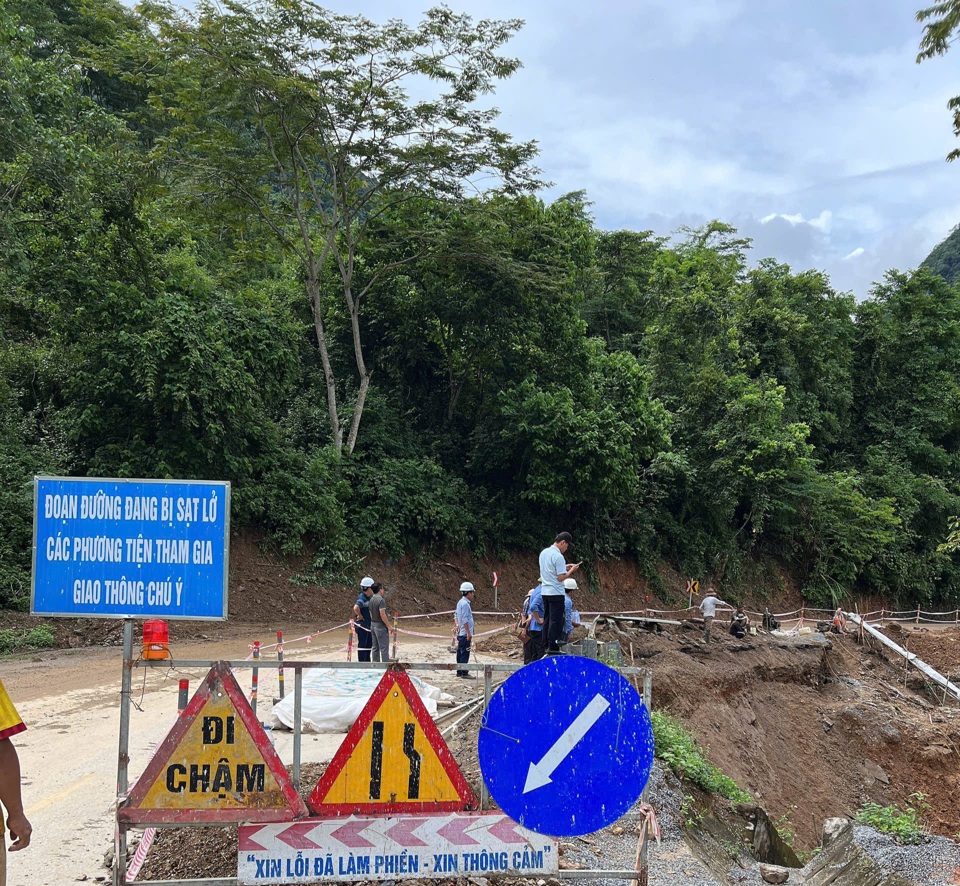 Trưởng Văn ph&ograve;ng Quản l&yacute; đường bộ II.2 Nguyễn Việt Phương th&ocirc;ng tin, ngo&agrave;i c&ocirc;ng t&aacute;c kiểm tra thường xuy&ecirc;n tr&ecirc;n tuyến, trước, trong v&agrave; sau m&ugrave;a mưa b&atilde;o, Văn ph&ograve;ng Quản l&yacute; đường bộ II.2 phối hợp c&ugrave;ng c&aacute;c đơn vị kịp thời tổ chức nh&acirc;n lực, phương tiện khắc phục c&aacute;c khu vực, tuyến đường sạt lở, bảo đảm giao th&ocirc;ng lu&ocirc;n th&ocirc;ng suốt.