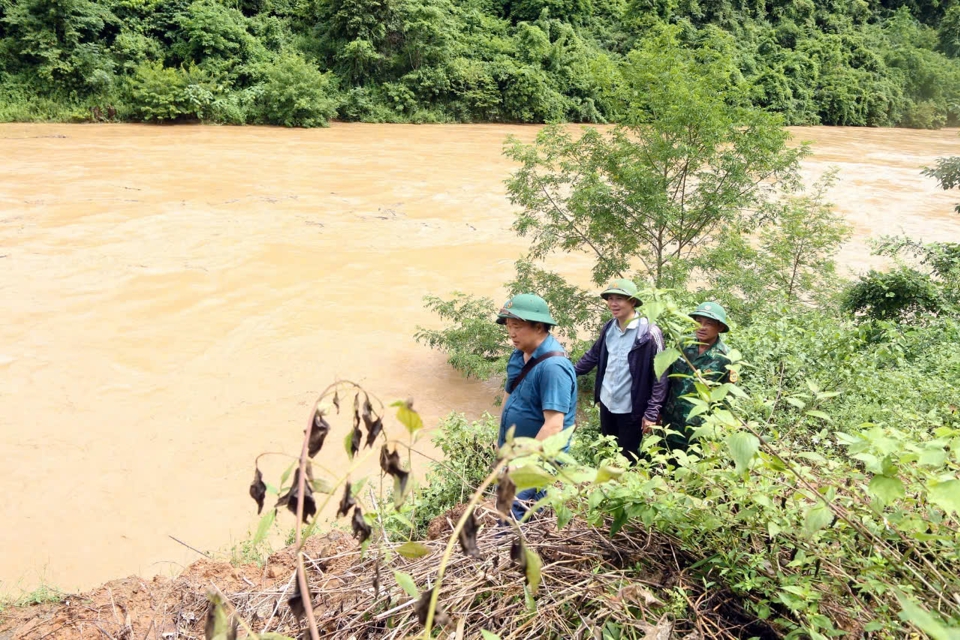 Người d&acirc;n bản Cha Nga hiện nay c&oacute; hơn 90 hộ gia đ&igrave;nh với tr&ecirc;n 400 nh&acirc;n khẩu gần như bị c&ocirc; lập ho&agrave;n to&agrave;n. Ngo&agrave;i việc cung đường bộ độc đạo bị sạt lở nặng kh&ocirc;ng thể lưu th&ocirc;ng, nước s&ocirc;ng Nậm Mơn d&acirc;ng cao, chảy xiết n&ecirc;n cũng kh&ocirc;ng thể đi qua s&ocirc;ng bằng xuồng, thuyền.