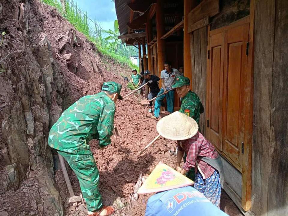 Mưa lớn nhiều ng&agrave;y qua khiến 1 số hộ d&acirc;n ở Mỹ L&yacute; cũng bị sạt lở ảnh hưởng nh&agrave; cửa, lực lượng ch&iacute;nh quyền, bi&ecirc;n ph&ograve;ng đ&atilde; hỗ trợ gi&uacute;p người d&acirc;n khắc phục hậu quả.