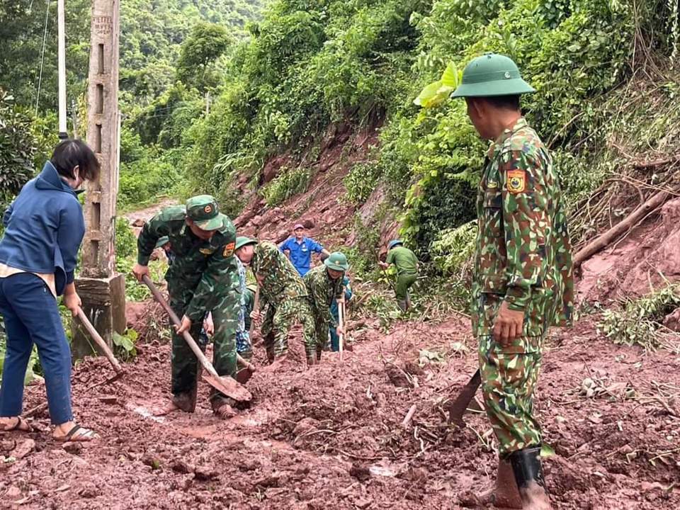 Những cung đường v&agrave;o th&ocirc;n bản bị sạt lở &aacute;ch tắc đang được người d&acirc;n, bộ đội bi&ecirc;n ph&ograve;ng nỗ lực khơi th&ocirc;ng, bảo đảm giao th&ocirc;ng đi lại cho b&agrave; con.&nbsp;