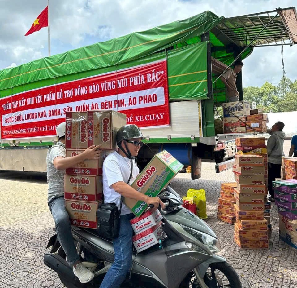 H&agrave;ng cứu trợ cho người d&acirc;n v&ugrave;ng lũ miền Bắc vẫn tiếp tục được người d&acirc;n ủng hộ