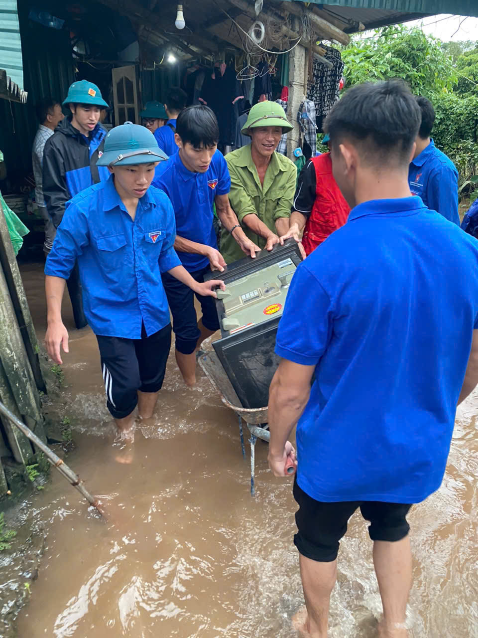 Thanh ni&ecirc;n xung k&iacute;ch Ho&agrave;ng Mai hỗ trợ b&agrave; con ngo&agrave;i đ&ecirc; di dời t&agrave;i sản. Ảnh: TA