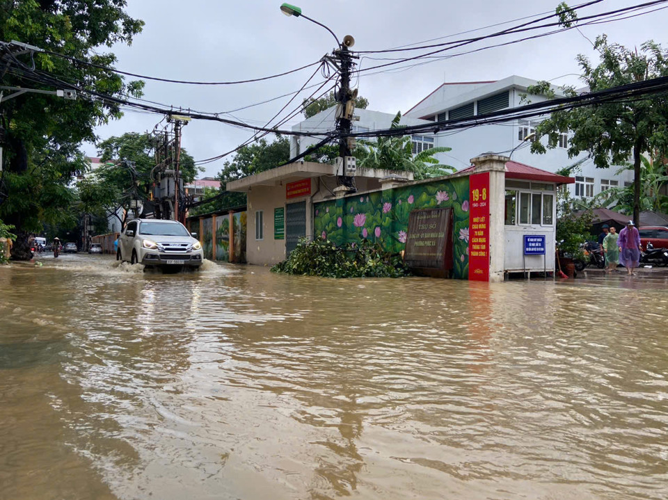 Hạn chế các phương tiện khu vực Phúc Xá - Tân Ấp do ngập úng  - Ảnh 1