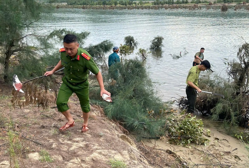 Tại những l&ugrave;m c&acirc;y phi lao c&oacute; rất nhiều chim c&ograve; giả (l&agrave;m bằng xốp) v&agrave; một số chim mồi c&ograve;n sống để đ&aacute;nh lừa chim di cư xuống đậu v&agrave; d&iacute;nh bẫy