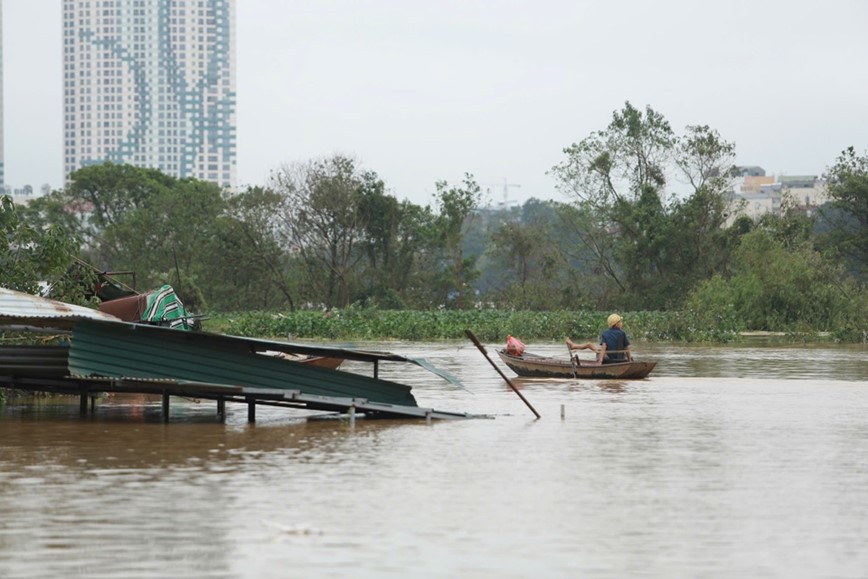 Nước lũ d&acirc;ng cao tr&ecirc;n nhiều tuyến s&ocirc;ng, suối thuộc địa b&agrave;n TP H&agrave; Nội g&acirc;y nguy hiểm cho người v&agrave; phương tiện thủy nội địa.