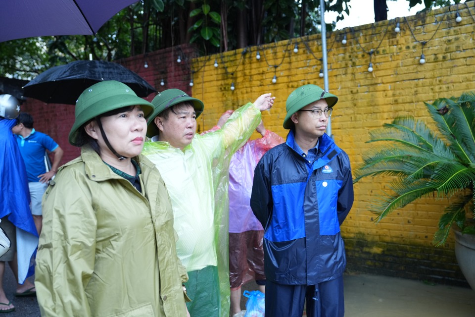 Trưởng Ban Tuy&ecirc;n gi&aacute;o Quận uỷ T&acirc;y Hồ kiểm tra c&ocirc;ng t&aacute;c ph&ograve;ng chống lụt b&atilde;o tại phường Ph&uacute; Thượng.