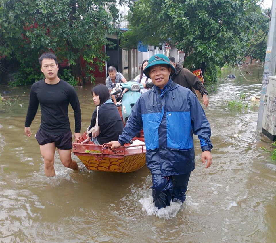 S&aacute;ng 11/9, ghi nhận tại x&atilde; Ph&uacute; Kim, phụ huynh ở 3 th&ocirc;n B&aacute;ch Kim, Nội Th&ocirc;n, Ngoại Th&ocirc;n đưa c&aacute;c con, ch&aacute;u đi học qua v&ugrave;ng bị ngập bằng xe k&eacute;o, thuyền đến trường học tập. Ảnh: N.M.