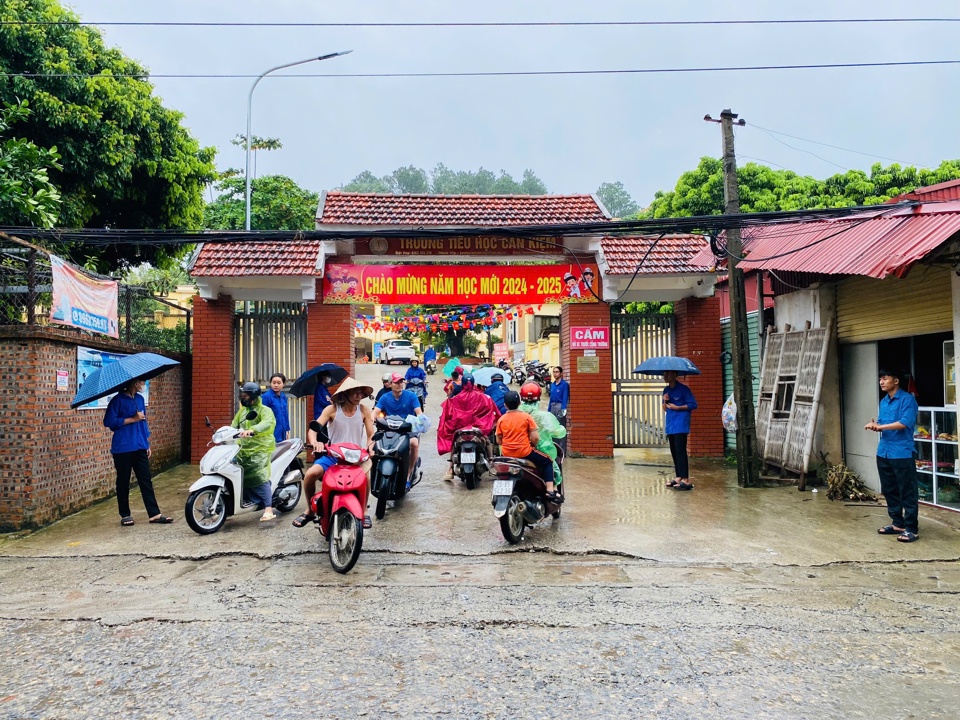 Tại x&atilde; Cần Kiệm, đo&agrave;n thanh ni&ecirc;n x&atilde; hỗ trợ, hướng dẫn người d&acirc;n đưa con em đến trường. Ảnh: N.M.