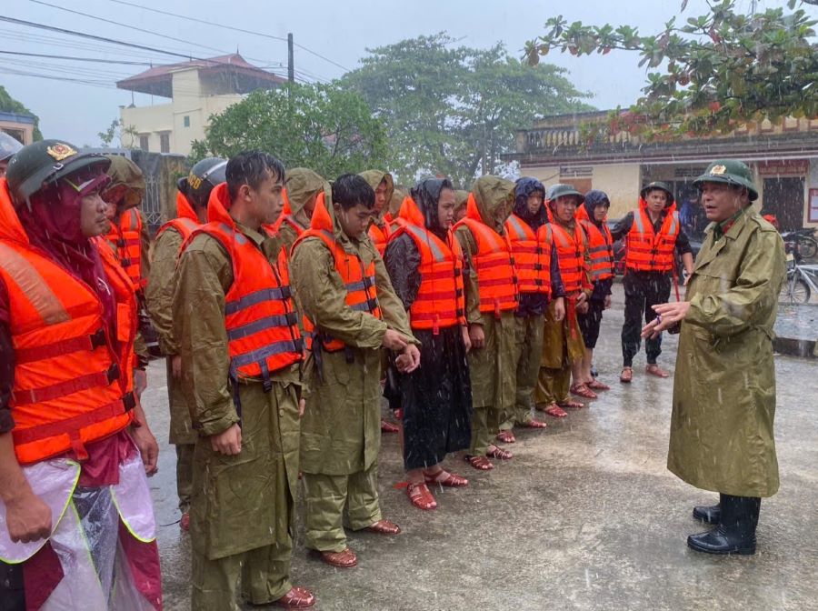 Đại t&aacute; Vũ Mạnh H&agrave; - Ph&oacute; Gi&aacute;m đốc C&ocirc;ng an tỉnh Th&aacute;i B&igrave;nh qu&aacute;n triệt, chỉ đạo với c&aacute;n bộ, chiến sĩ được tăng cường xuống gi&uacute;p d&acirc;n chống lũ. Ảnh: C&ocirc;ng an tỉnh Th&aacute;i B&igrave;nh