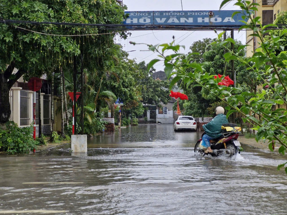 Đường L&ecirc; Hồng Phong bị ngập nước. Ảnh: VL