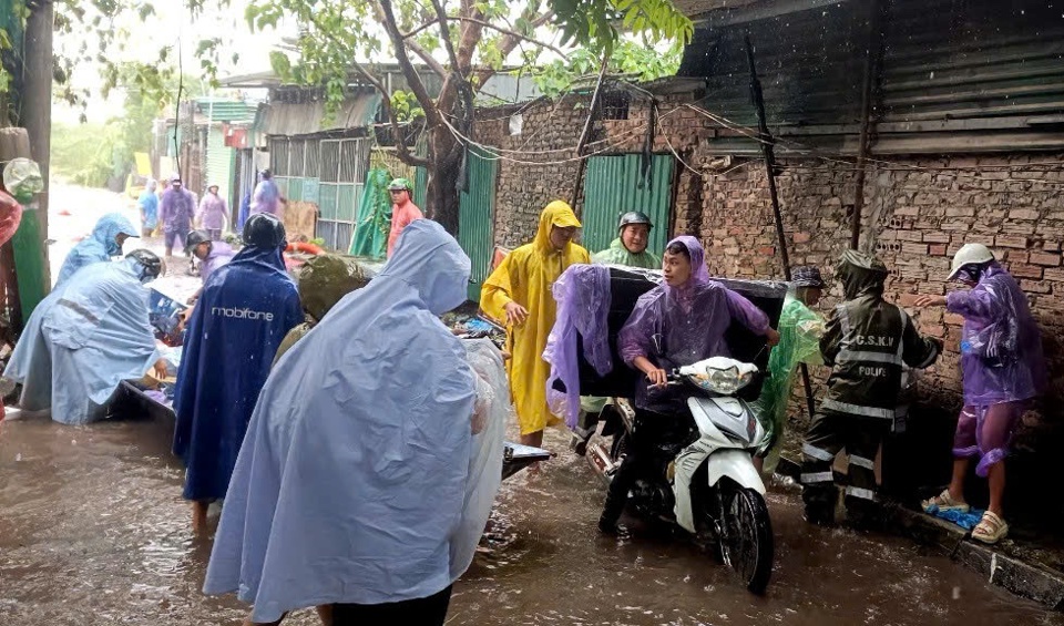 Lực lượng chức năng phường Y&ecirc;n Phụ, quận T&acirc;y Hồ tiếp tục hỗ trợ người d&acirc;n di chuyển t&agrave;i sản.