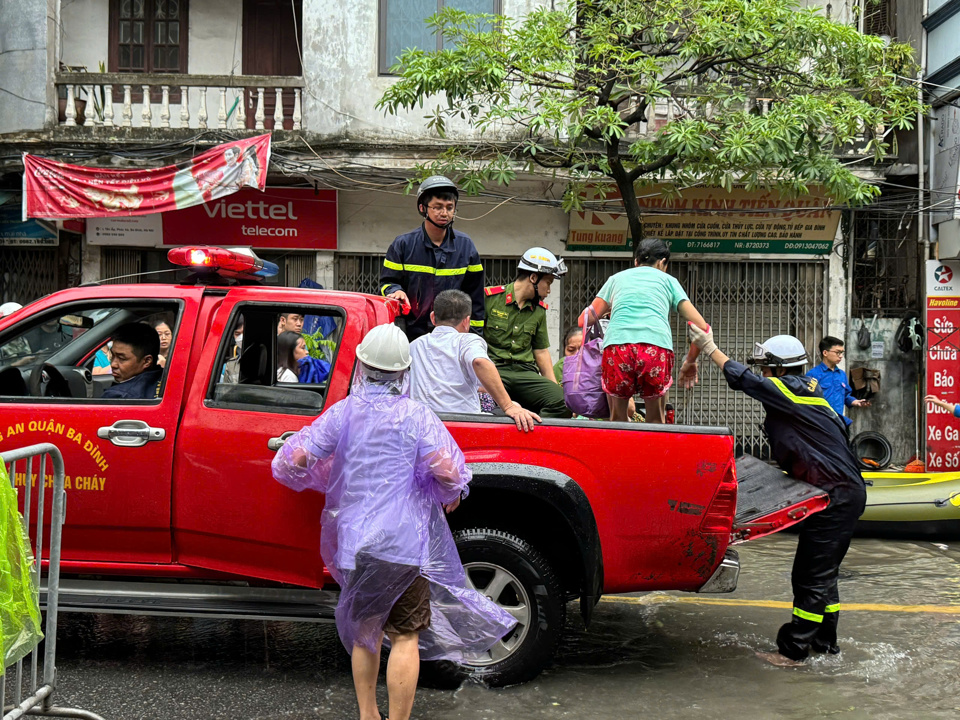 C&aacute;c phương tiện của C&ocirc;ng an quận được huy động để hỗ trợ tối đa cho người d&acirc;n v&ugrave;ng bị ngập &uacute;ng.&nbsp;