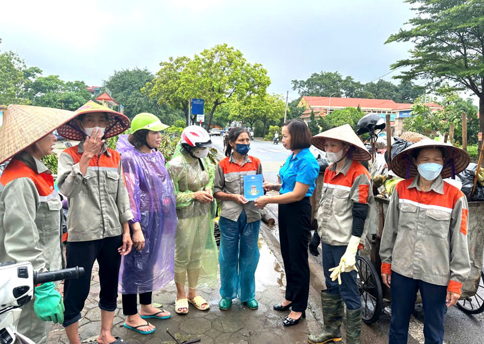 LĐLĐ quận H&agrave; Đ&ocirc;ng tặng qu&agrave; cho c&aacute;c c&ocirc;ng nh&acirc;n đang l&agrave;m nhiệm vụ dọn vệ sinh m&ocirc;i trường tr&ecirc;n địa b&agrave;n.