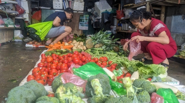 Sở C&ocirc;ng Thương H&agrave; Nội nhấn mạnh, việc tuy&ecirc;n truyền c&aacute;c hộ kinh doanh tại chợ chấp h&agrave;nh đầy đủ c&aacute;c quy định chất lượng h&agrave;ng h&oacute;a, bảo đảm an to&agrave;n thực phẩm, gi&aacute; cả h&agrave;ng h&oacute;a kinh doanh. Ảnh: Nguyễn Đăng. &nbsp;