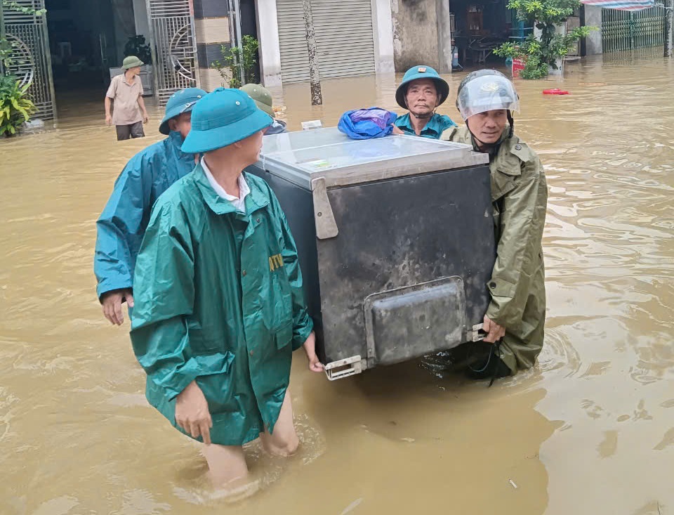 Lực lượng cứu hộ cứu nạn huyện Lập Thạch hỗ trợ di dời t&agrave;i sản của người d&acirc;n x&atilde; Sơn Đ&ocirc;ng đến địa điểm an to&agrave;n. Ảnh: Lương Giang.&nbsp;