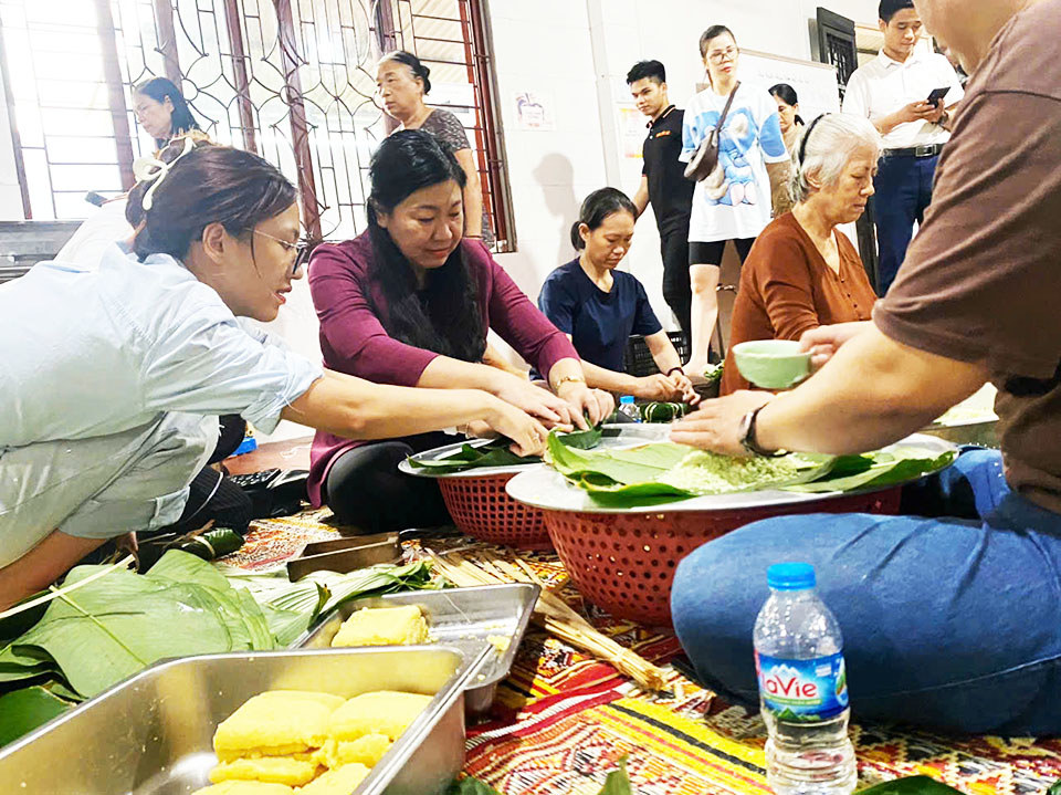 Chủ tịch Ủy ban MTTQ TP Nguyễn Lan Hương c&ugrave;ng nh&agrave; ch&ugrave;a Đ&igrave;nh Qu&aacute;n, phường Ph&uacute;c Diễn g&oacute;i b&aacute;nh chưng gửi tặng Nh&acirc;n d&acirc;n c&aacute;c tỉnh đang bị nước lũ c&ocirc; lập.