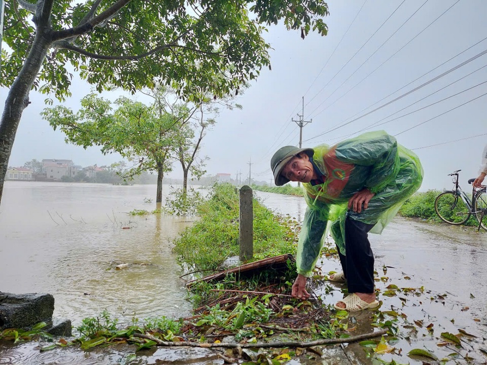 &Ocirc;ng Nguyễn Phương Tụy (x&atilde; Mỹ Lương), cho rằng, lũ tr&ecirc;n s&ocirc;ng B&ugrave;i năm nay tương đương năm 1971.